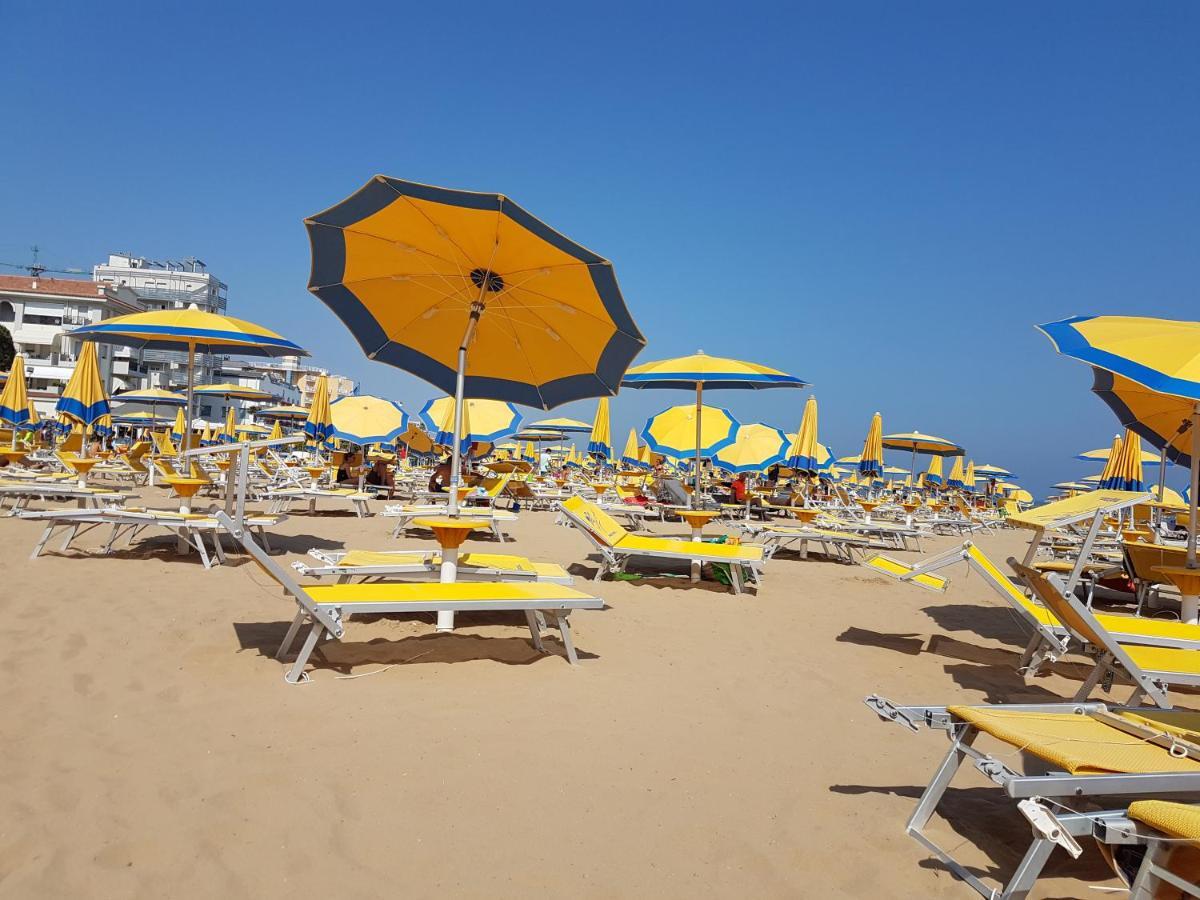 Hotel Nizza Frontemare Lido di Jesolo Esterno foto